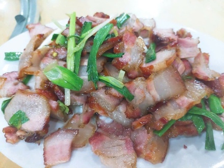 Thịt bà chỉ hun khói mía